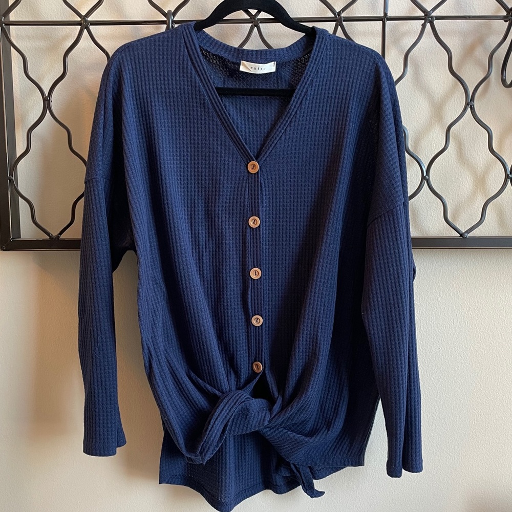 Sale! 🌻 2/25! Waffle knit ls vneck button up XL